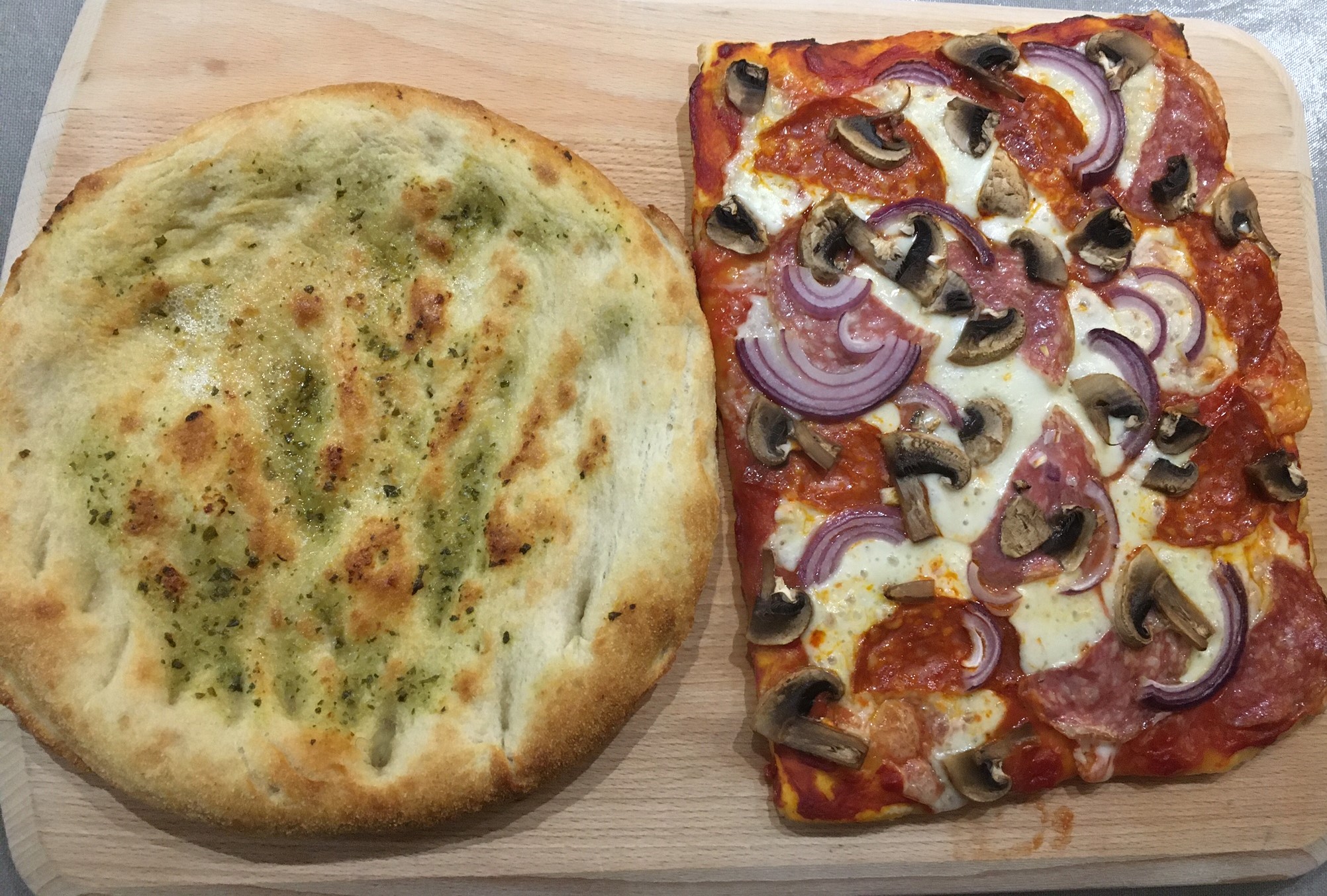 Square pizza & garlic bread